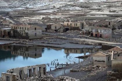 El pueblo de Aceredo, en Galicia, quedó bajo el agua del río Limia en 1992 cuando se construyó la represa de Alto Lindoso y ahora, por la sequía, ha vuelto a emerger a la superficie