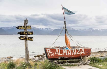 El pueblo de Almanza está ubicado a 75 kilómetros de Ushuaia y debido a la centolla, se hace algunos años se convirtió en una parada gastronómica obligada de la zona.