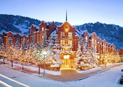 El pueblo de Aspen es otro de los destinos favoritos para pasar la Navidad en Colorado (badhombremagazine.com)