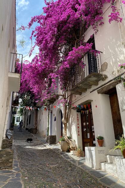 El pueblo de Cadaqués está formado por pequeñas callecitas decoradas por guirnaldas de colores