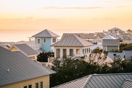 El pueblo de colores pastel fue fundado en 1981 y tiene una población de 1228, "incluyendo perros y gatos"