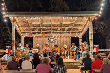 El pueblo es conocido por sus fiestas country tradicionales y su música en vivo todos los días