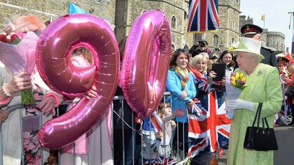 El pueblo festeja junto a la monarca
