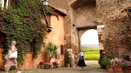 El pueblo italiano de Ostia Antica sirve como escenario para crear un pueblo de fantasía llamado Solitano en Emily en París