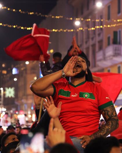 El pueblo marroquí celebró en las calles el triunfo de su selección tras eliminar a Portugal de la Copa del Mundo
