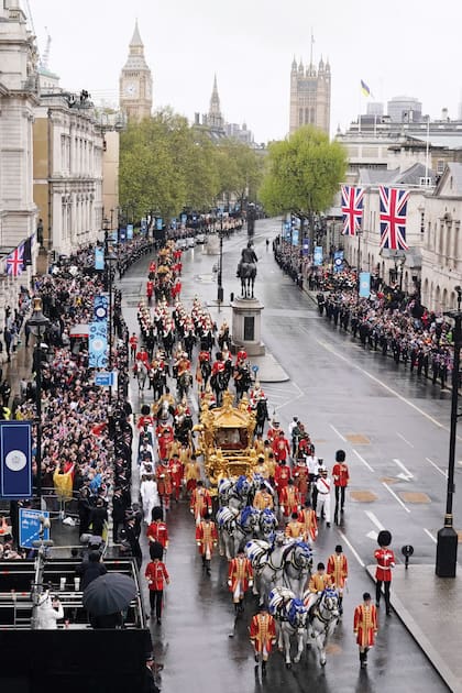 El pueblo salió a la calle para saludar a Sus Majestades.