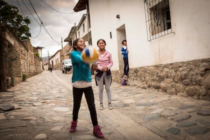 El pueblo se caracteriza por sus veredas altas y sus calles de piedra inclinadas, con pequeñas acequias que las dividen a la mitad.