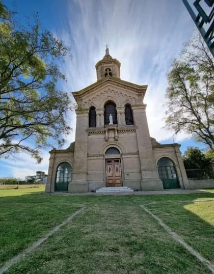 El pueblo se conforma de este monumento gigantesco y unas pocas casas envueltos en un sinfín de campo