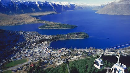 El pueblo se desparrama a orillas del gran lago Wakatipu