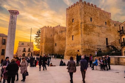 El pueblo tiene hoy unos 11.000 habitantes y sufrió una baja de población importante durante el terremoto del año 1968