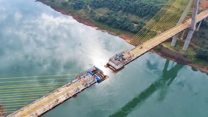 El puente a punto de conectar ambos extremos