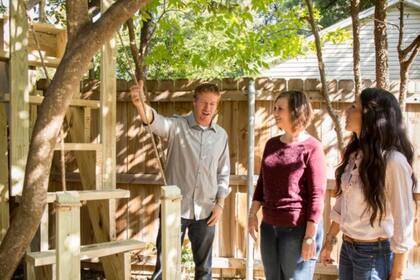 Los conductores del programa hasta idearon un puente para comunicar las casas de Karla y su mejor amiga. Imagen: Discovery