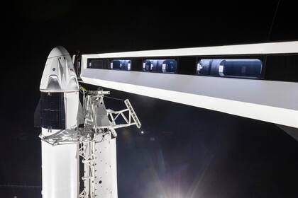 El puente de acceso de la tripulación se extiende a la nave espacial SpaceX Crew Dragon en el Complejo de Lanzamiento 39A del Centro Espacial Kennedy de la NASA, en Florida, el 3 de enero.