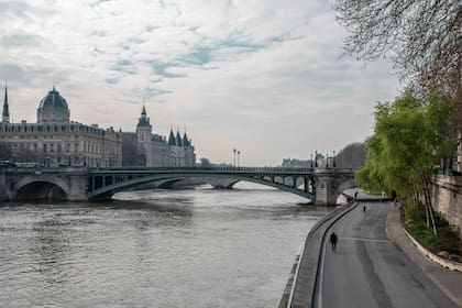 El puente de Alexander, sobre el río Sena, sin transeúntes
