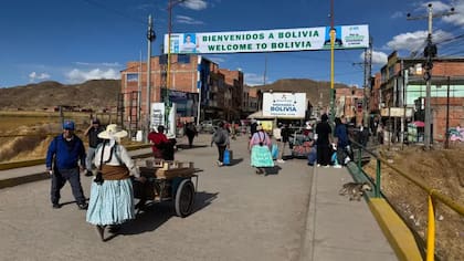 El puente de Desaguadero conecta las localidades fronterizas de Perú y Bolivia que llevan el mismo nombre