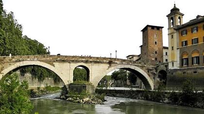 El puente de Fabricio es el más antiguo de Roma y el que mejor se conserva de la época del Imperio Romano.