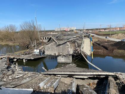 El puente de Irpin, símbolo de la resistencia ucraniana, que fue destruido a propósito por el ejército ucraniano para impedir el avance de las fuerzas rusas hacia la capital, Kiev