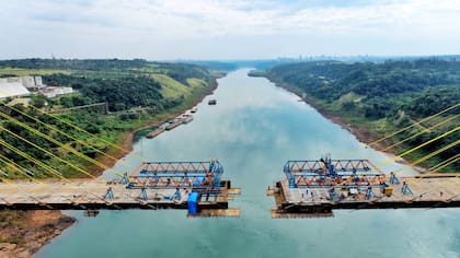 El Puente de la Integración cruza el río Paraná y une a Puerto Franco (Paraguay, pegado a Ciudad del Este) con Foz de Iguazú