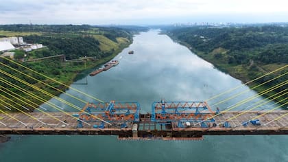 El Puente de la Integración unió este miércoles los dos extremos de las calzadas y se inaugurará en diciembre