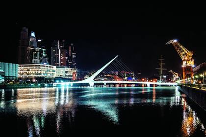 El puente de la mujer, diseñado por Santiago Calatrava, es una síntesis "de la imagen de una pareja bailando tango"