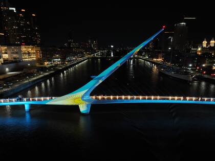 El Puente de la Mujer en Buenos Aires, con los colores de las banderas de Argentina y de la Unión Europea