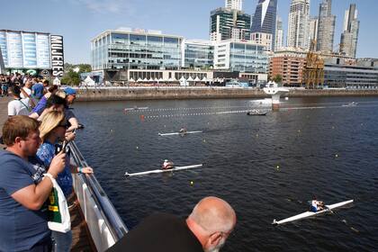 El Puente de la Mujer se convirtió en una de las tribunas de los asistentes a la competencia de remo de los Juegos Olímpicos de la Juventud