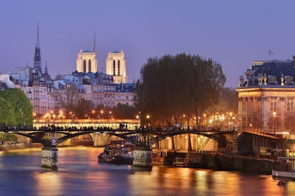 El Puente de las Artes atraviesa el río Sena en el centro de París