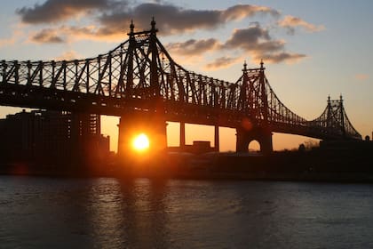 El puente de Queensboro fue construido en 1909. El puente conecta a los barrios de Long Island City en el borough de Queens con Manhattan, pasando sobre la Isla Roosevelt.