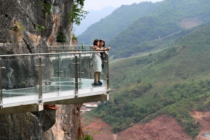 El puente de vidrio Bach Long es una una nueva atracción para turistas en Vietnam