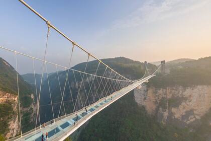 El puente de Zhangjiajie en China, de 430 metros de largo y con 99 paneles de vidrio en el piso, puede soportar hasta 800 personas a la vez