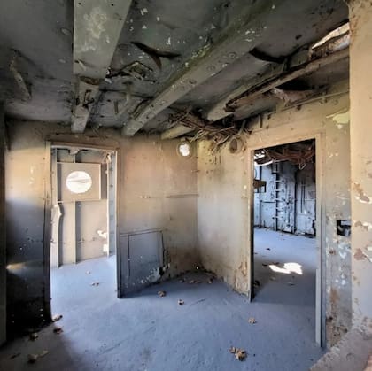 El puente del aviso ARA Alférez Sobral en el Museo Naval de la Nación, en Tigre, refleja la brutalidad del ataque recibido en la Guerra de Malvinas