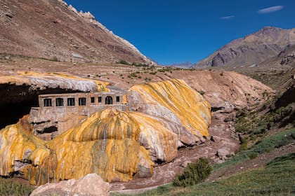 El Puente del Inca es uno de los paisajes más increíbles de la zona.