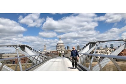 El Puente del Milenio atraviesa el río Támesis desde el año 2000.