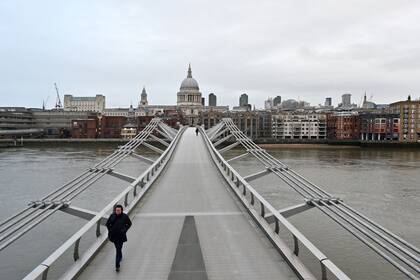 EL Millenium Bridge en Londres, casi desierto