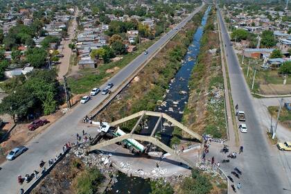 El puente derrumbado visto desde el drone de LA NACION