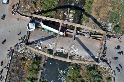El puente derrumbado desde el drone de LA NACION
