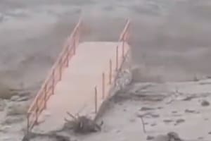 Por qué se generó la crecida que derribó un puente y aisló a un pueblo por 48 horas