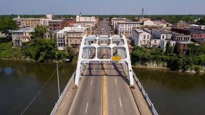 El puente Edmund Pettus, en Selma, Alabama, conmemora el camino, los eventos y a los protagonistas vinculados con las Marchas por el Derecho al Voto de 1965