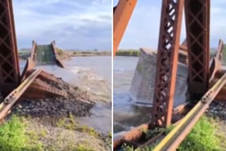 Impactante derrumbe de un puente ferroviario de más de 100 años