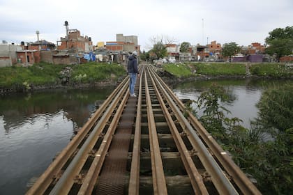 El puente ferroviario es el único punto de contacto con la Capital Federal