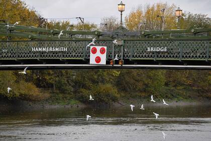 Incluso se ha prohibido que el tráfico fluvial pase por debajo debido al temor de un colapso repentino, lo que genera preguntas sobre el mantenimiento de otros puentes emblemáticos de Londres