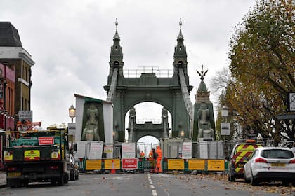 La renovación de los puentes británicos que datan de la época victoriana, mal adaptados para el tráfico del siglo XXI, se ha convertido en un auténtico dolor de cabeza entre el hartazgo de los usuarios y la pelea para ver quién paga la cuenta