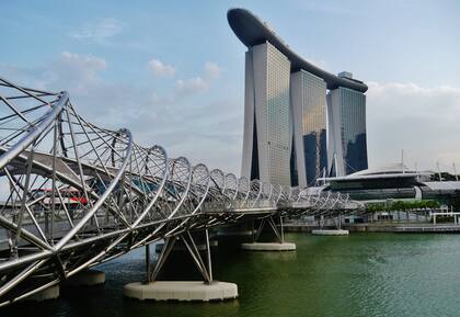El puente Helix en Singapur, en forma de "ADN".