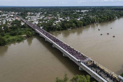 El puente internacional entre Guatemala y México se cubrió con la marea de migrantes hondureños