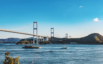 El puente Kurushima-Kaikyō forma parte de la autopista Shimanami Kaidō y une varias islas del mar interior de Seto