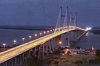 Uno de los puentes más importantes del país quedó a oscuras por un arriesgado robo de 300 metros de cableado