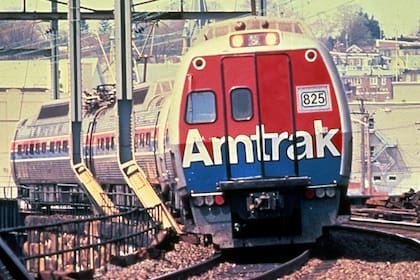 El puente original sobre el río Hackensack requería abrirse para el paso de embarcaciones, un mecanismo que fallaba frecuentemente y obligaba a intervenciones manuales críticas para realinear las vías