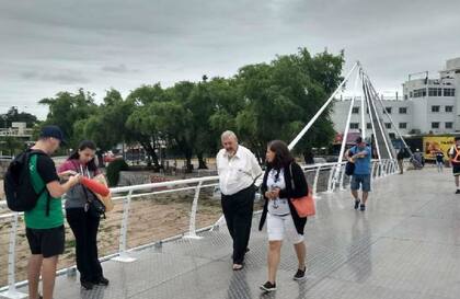 El puente peatonal fue inaugurado recientemente