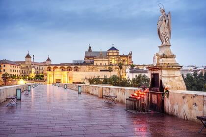 El puente por el que se cruza el Guadalquivir en Córdoba, España