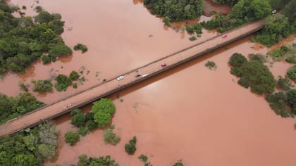 El puente por la ruta que va a los famosos Saltos del Moconá, el agua prácticamente toca el viaducto.